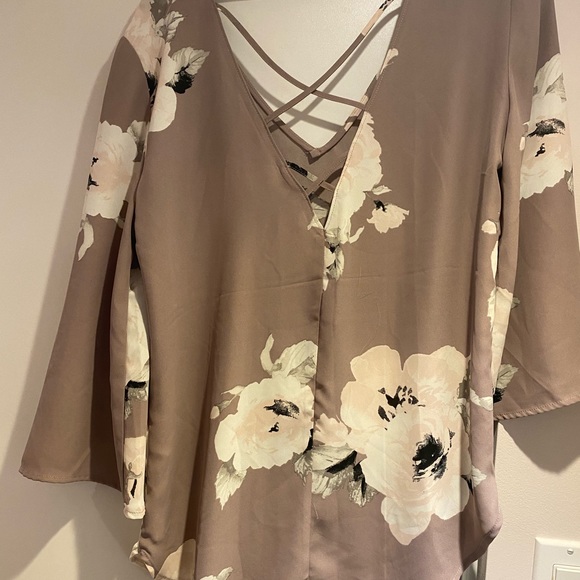 Flowy Flower top - Picture 5 of 5